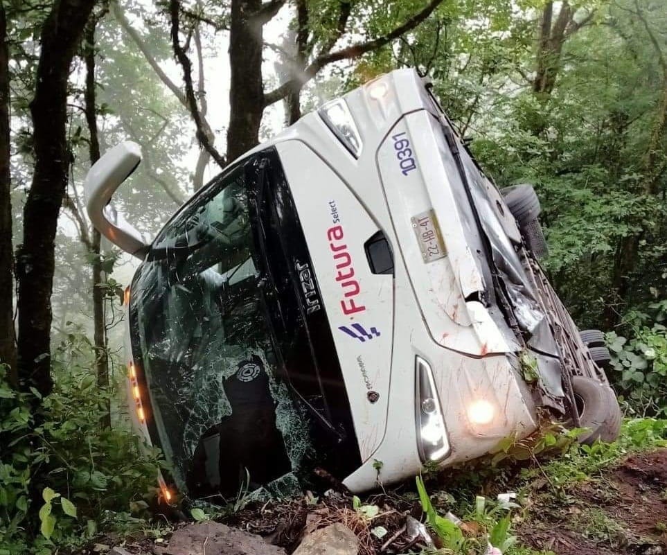 Se accidenta autobús Futura en la Sierra de Hidalgo 17 lesionados