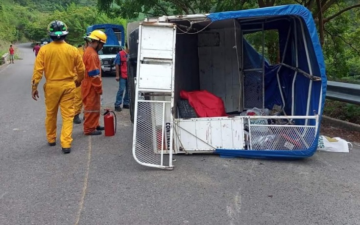 Vuelca camioneta de transporte público rural en Huazalingo News Hidalgo