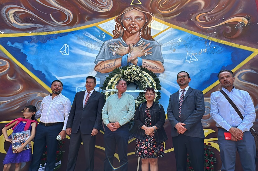 Realizan guardia de honor en mural con motivo del Día de la Libertad de